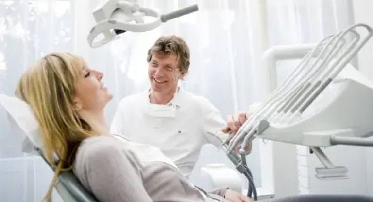 Dentist with a patient at Lassus Tandartsen Oisterwijk