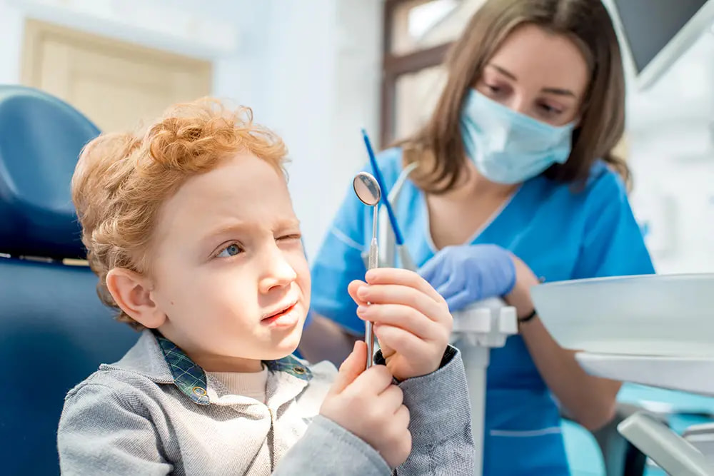 a child in a dental chair with a child-friendly dentist at Lassus Focused op kinderen. Tandartsen Tilburg